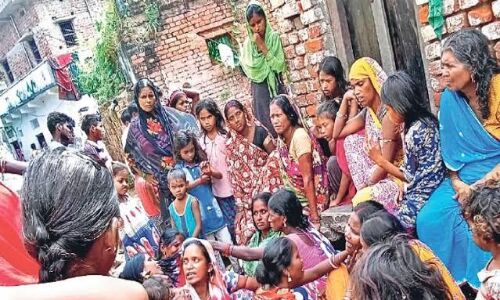 जादू दिखाने के चक्कर में साथी को जमीन में गाड़ दिया, बोला-निकलेगा जिंदा पर बाहर आई लाश तो मची भगदड़ जादू दिखाने के चक्कर में साथी को जमीन में गाड़ दिया, बोला-निकलेगा जिंदा पर बाहर आई लाश तो मची भगदड़