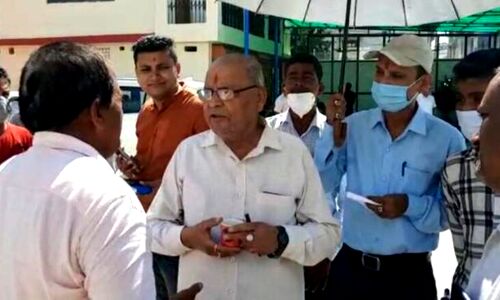 धामी से डरे बंशीधर, बोले मैंने धरना नहीं दिया, खड़े-खड़े हुआ पैरों में दर्द तो बैठ गया