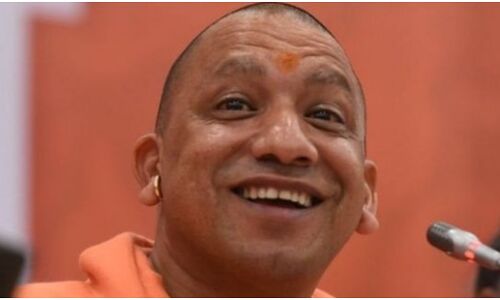 Yogi Adityanath ने कहा यूपी में सपा, बसपा, कांग्रेस ने कुछ नहीं किया, लोग बोले आपने तो लाशों से सड़कें भर दीं