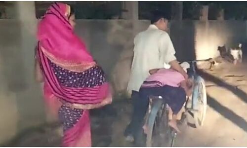 UP : बीमार बच्चे को साइकिल पर लादकर भटकते रहे मां-बाप, अस्पताल में जगह का टोटा