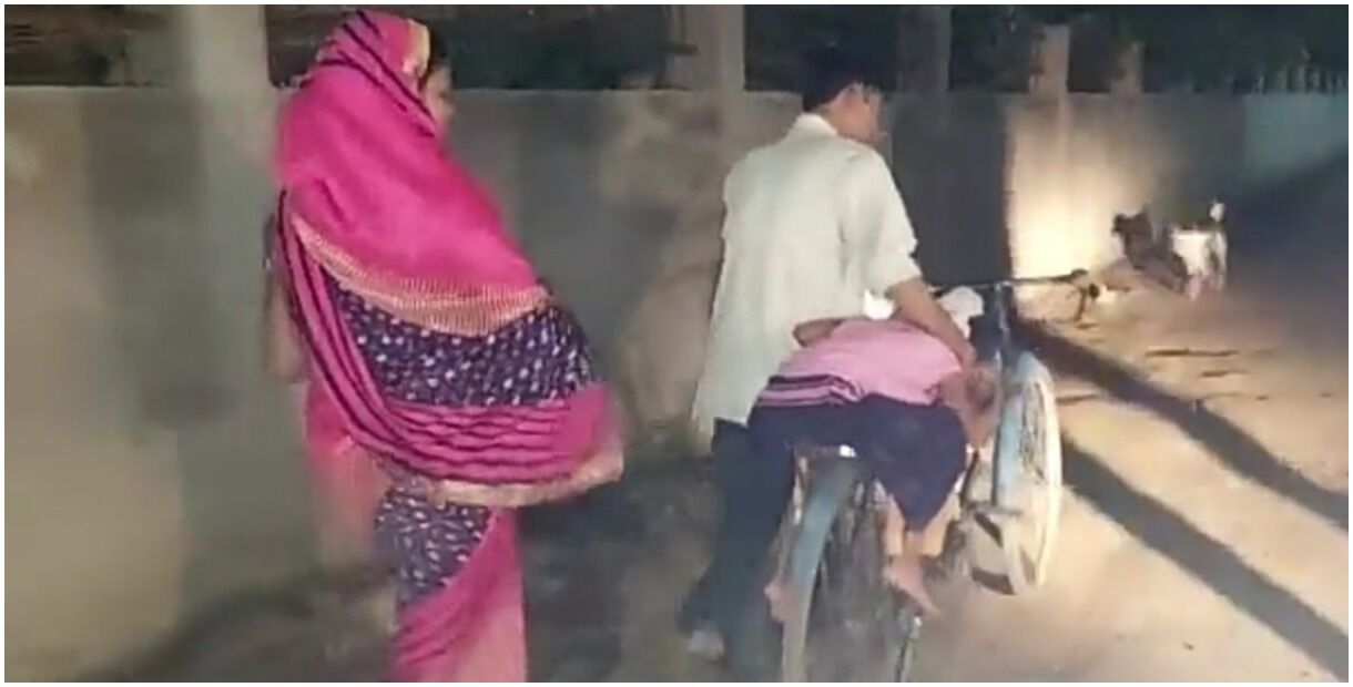 UP : बीमार बच्चे को साइकिल पर लादकर भटकते रहे मां-बाप, अस्पताल में जगह का टोटा