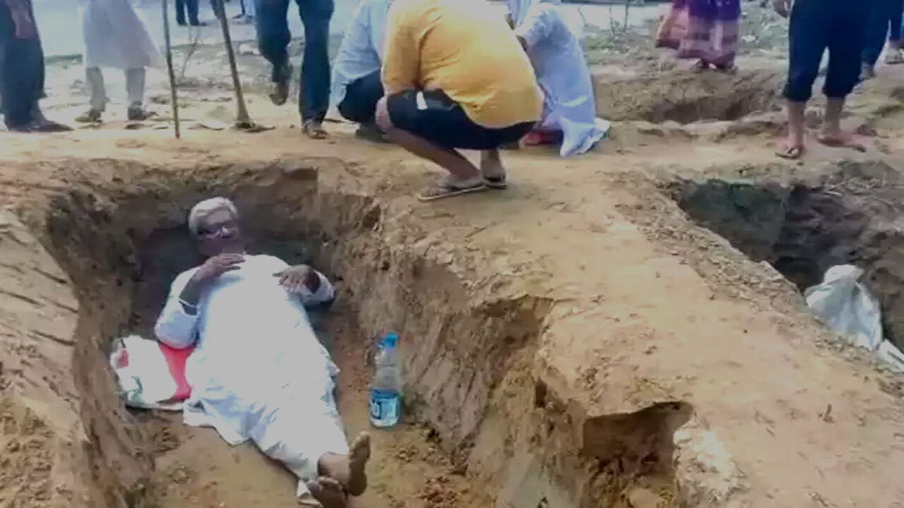 Ghaziabad News : जमीन के मुआवजे के लिए बीते 5 सालों से धरना दे रहे किसानों ने ली समाधि