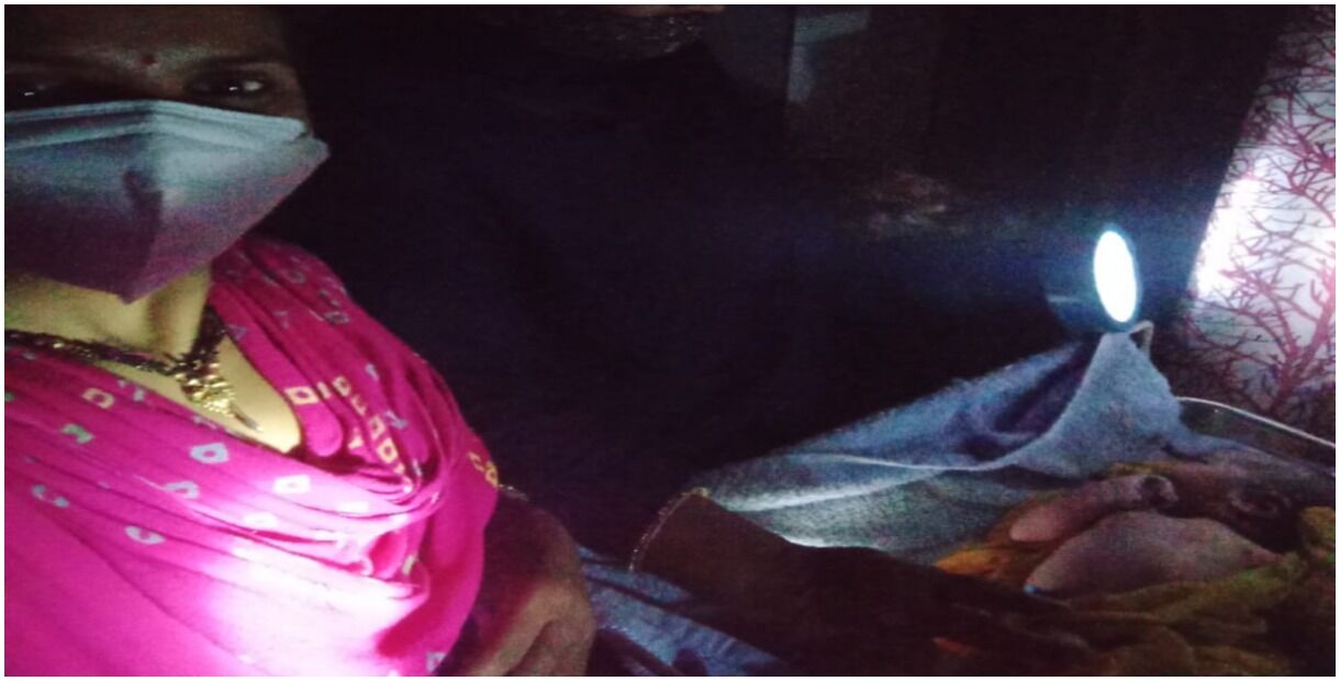 UP : रात के अंधेरे में मोमबत्ती जलाकर गर्भवती महिला का करा दिया प्रसव, बच्चे सहित महिला की दर्दनाक मौत