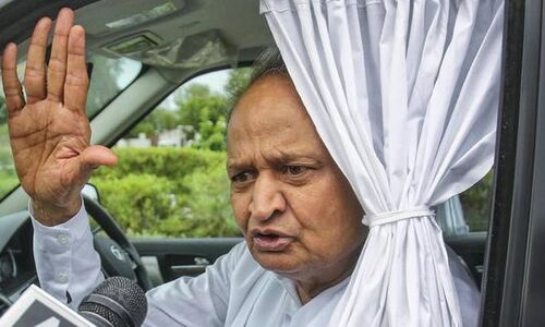 Breaking : सोनिया से मुलाकात के बाद अशोक गहलोत का ऐलान, अध्यक्ष पद का चुनाव नहीं लडूंगा, सीएम पद को लेकर कही ये बात