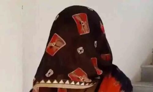 भैंस बीमार होने पर एक महिला को डायन बताकर जमकर मारपीट की गई