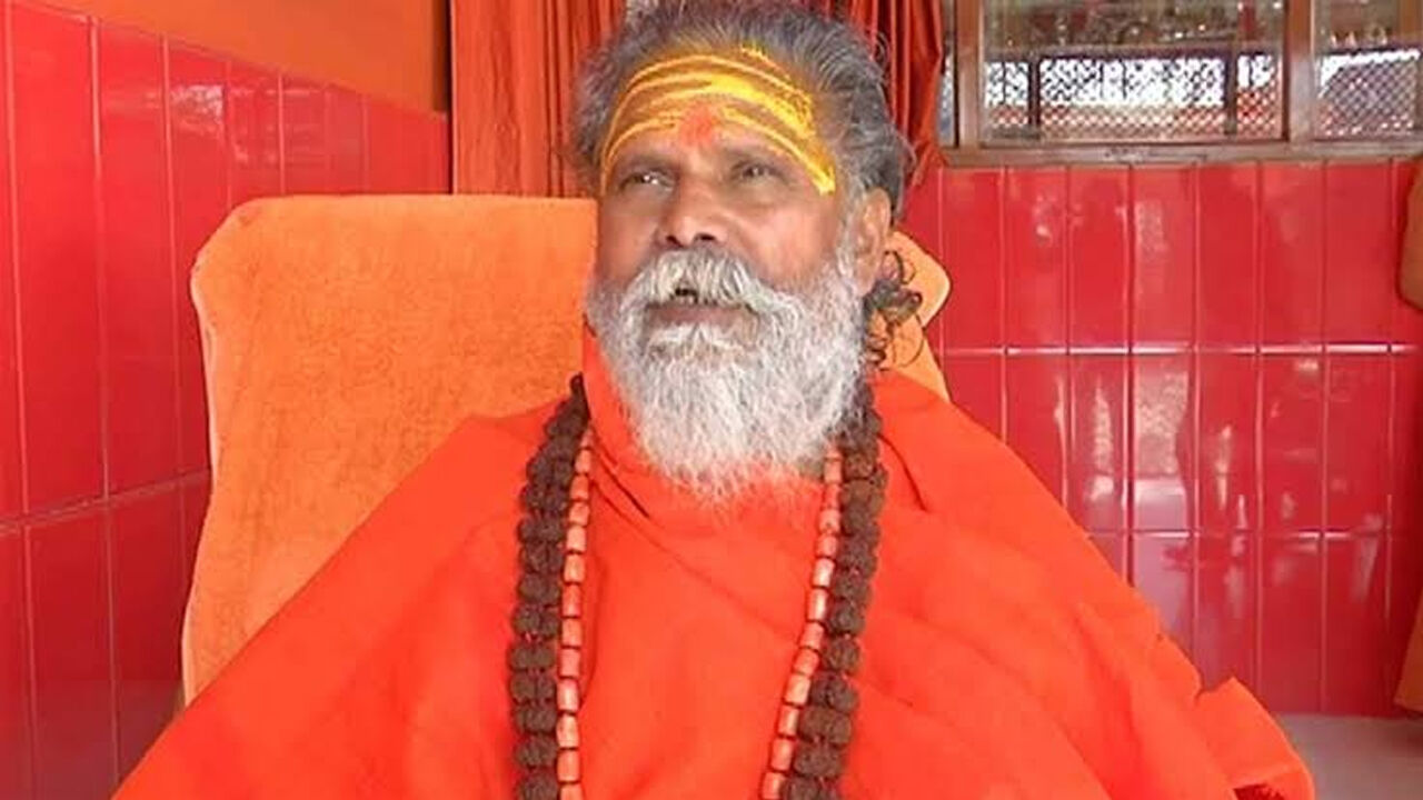 संगम तट स्थित लेटे हनुमान मंदिर के महंत स्वामी नरेंद्र गिरि और उनके शिष्य चर्चित योग गुरू आनंद गिरि  के बीच पिछले दिनों विवाद सुर्खियों में रहा है