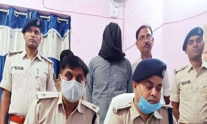 Bihar Crime News: फर्जी IPS अधिकारी बनकर महिला के साथ बनाया यौन संबंध, नकली वर्दी और हथियार के साथ आरोपी गिरफ्तार