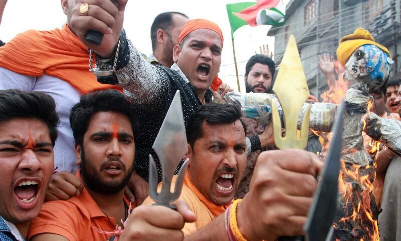 भारत में धर्म का आडम्बर राजनीतिक और उन्मादी समूह का नारा, सारा विकास रह गया है एक मंदिर में सिमटकर भारत में धर्म का आडम्बर राजनीतिक और उन्मादी समूह का नारा, सारा विकास रह गया है एक मंदिर में सिमटकर