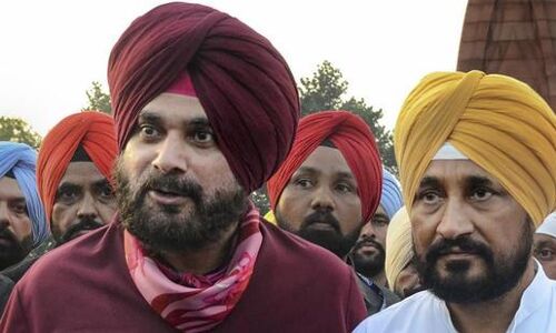 Punjab Congress: धड़ाधड़ गिर रहे इस्तीफे थम नहीं रहा घमासान, एक को मनाओ तो दूजा रूठ जाता वाला है हाल