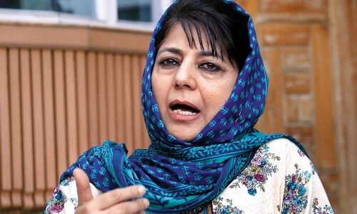 Mahbooba Mufti: महबूबा मुफ्ती बोलीं- उन्हें फिर कर दिया गया नजरबंद, किया तंज-यही कश्मीर की असल तस्वीर
