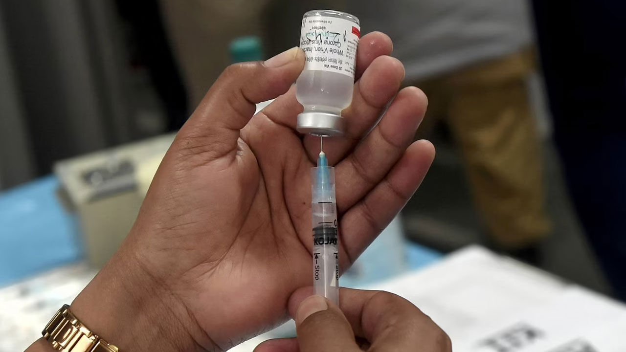 Covid 19 Vaccination : कोविशील्ड की जगह लगा दिया कुत्ते के काटने का इंजेक्शन, वैक्सीनेशन ड्राइव के दौरान बड़ी लापरवाही