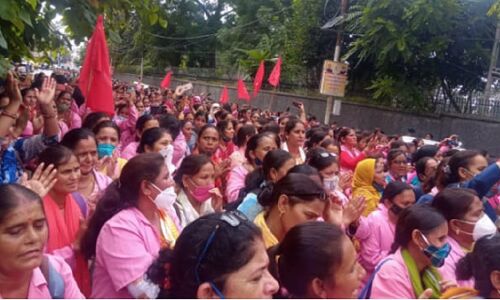 योगी सरकार का बजट मजदूर वर्ग के साथ बहुत बड़ा छलावा, आंगनवाड़ी और मिड डे मील रसोइया को भी भारी निराशा