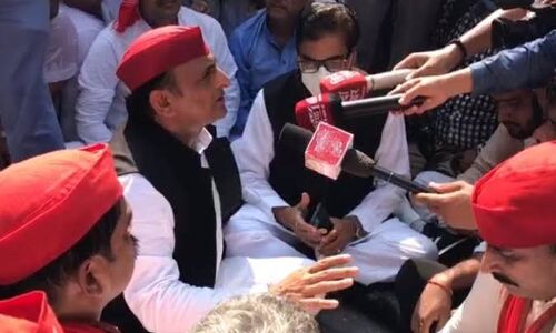 LIVE | Lakhimpur Kheri: लखीमपुर जाने पर अड़े अखिलेश धरना पर बैठे तो लिए गए हिरासत में, धू-धूकर जली पुलिस की गाड़ी