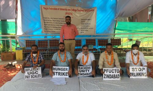 Punjab News : धरना दे रहें पंजाब के प्रोफेसरों की मांग, CM चरणजीत सिंह चन्नी लागू करें सातवां वेतनमान