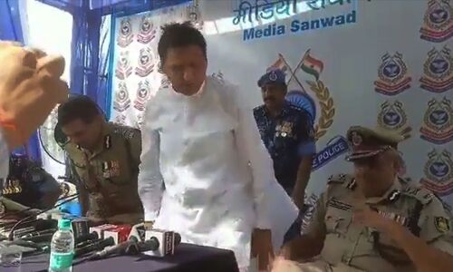 UP News : मीडिया के सवालों से भागे केंद्रीय गृह राज्यमंत्री, बचाव में आए CRPF के DG ने पत्रकारों को हड़काया