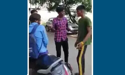 Chhattisgarh Crime: रायपुर में सड़क पर गुंडागर्दी, 5 युवकों द्वारा स्कूली छात्र को लात-घूसे और बेल्ट से पिटाई का वीडियो वायरल