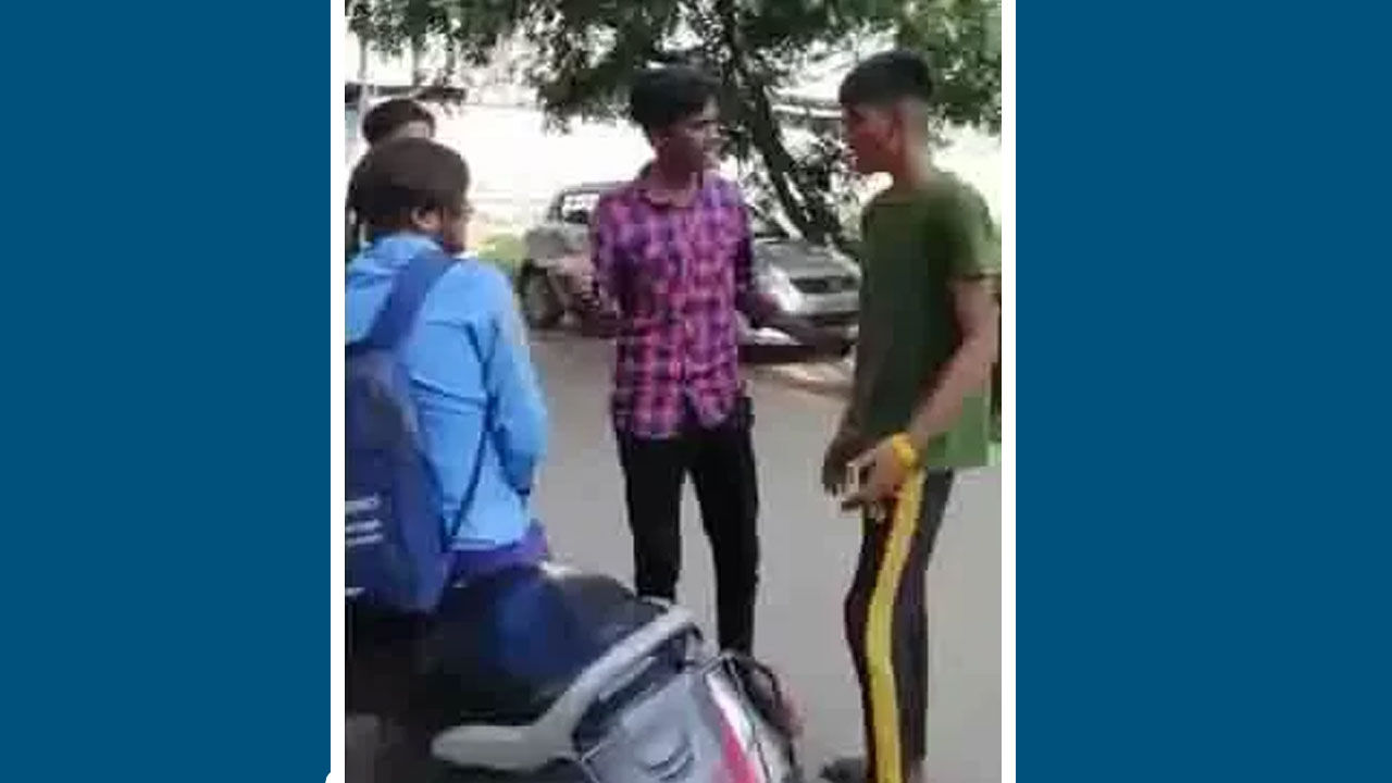 Chhattisgarh Crime: रायपुर में सड़क पर गुंडागर्दी, 5 युवकों द्वारा स्कूली छात्र को लात-घूसे और बेल्ट से पिटाई का वीडियो वायरल