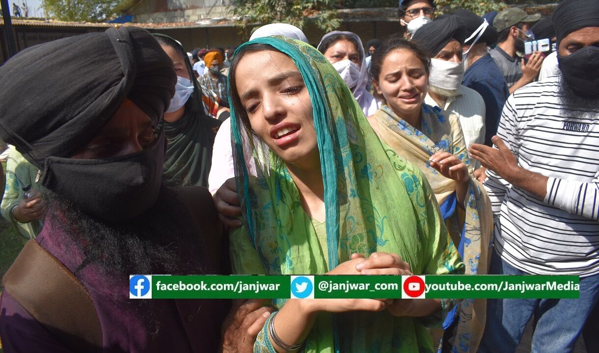 कश्मीर में आतंकियों ने स्कूल प्रिंसिपल और शिक्षक को उतारा मौत के घाट, परिजनों ने लाश के साथ दिया धरना