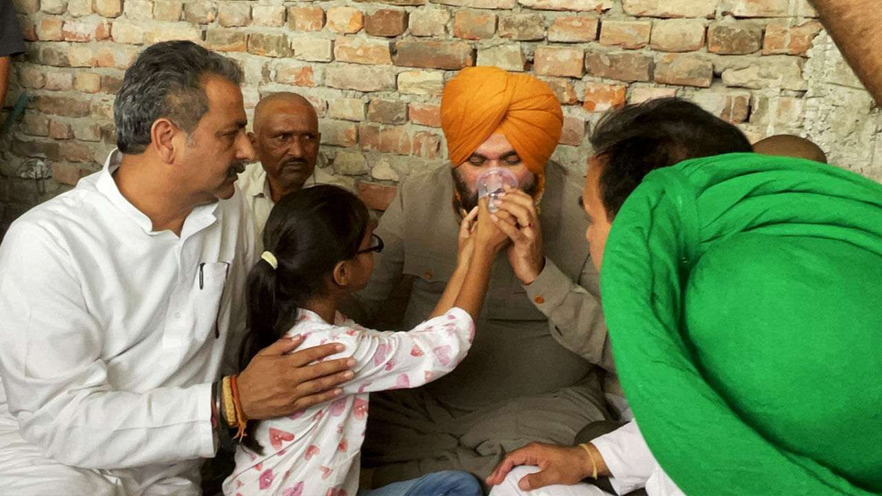 Lakhimpur Kheri Violence :  मीडिया से नजरें बचाते क्राइम ब्रांच के सामने हाजिर हुआ मंत्रीपुत्र, सिद्धू ने भी तोड़ा अनशन