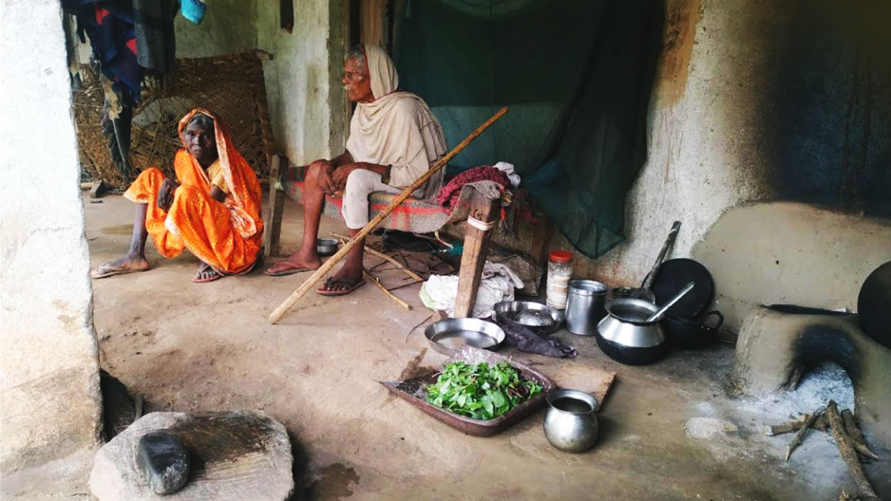 Ground Report : लकवाग्रस्त नि:संतान जगीया परहिया व अंधा पति हलकन परहिया का केवल माड़-भात पर होता है गुजारा
