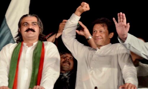 Ali Amin Gandapur news : बेकाबू होती महंगाई पर पाकिस्तानी मंत्री की सलाह, चाय में कम चीनी डालो और रोटियां कम खाओ