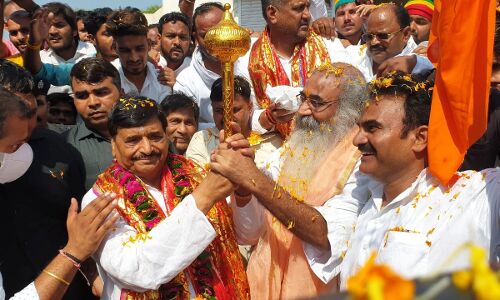 Mathura News: कांग्रेस नेता प्रमोद कृष्णम और शिवपाल यादव की मुलाकात, शिवपाल को भेंट किया गदा