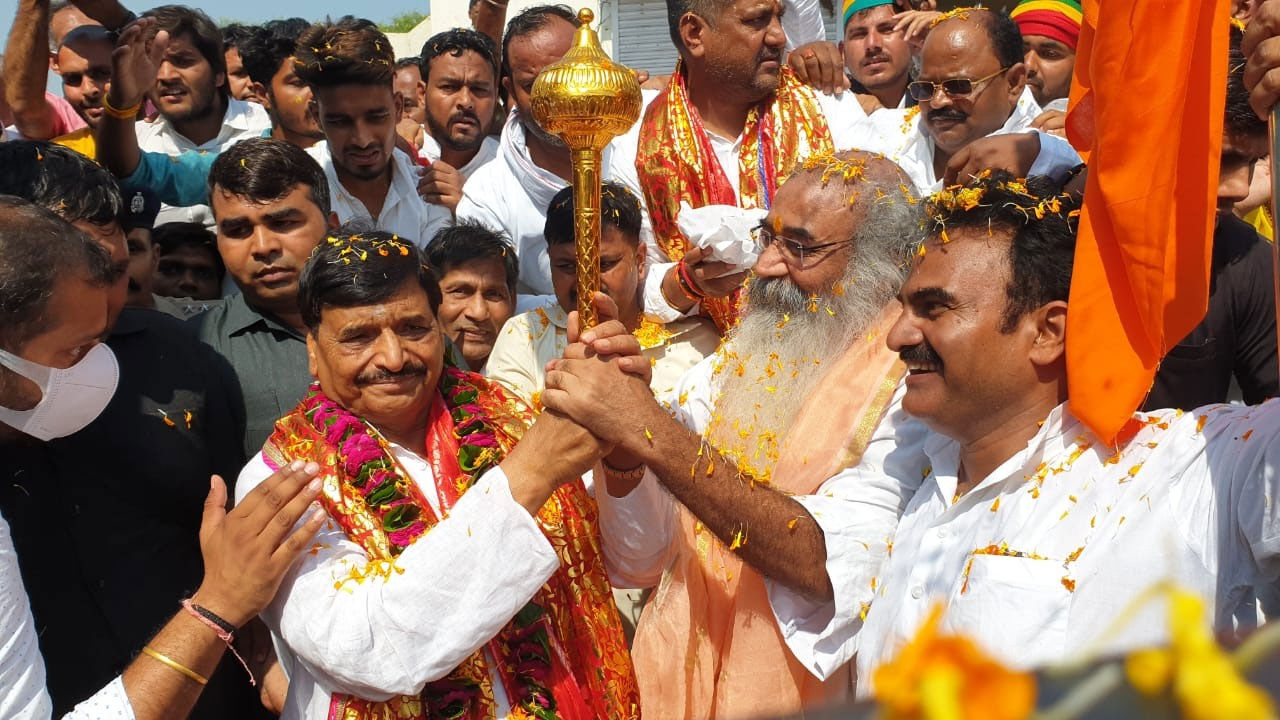 Mathura News: कांग्रेस नेता प्रमोद कृष्णम और शिवपाल यादव की मुलाकात, शिवपाल को भेंट किया गदा