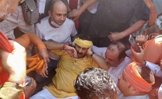 Manoj Tiwari Injured: छठ पर बैन के खिलाफ केजरीवाल के घर के बाहर प्रदर्शन कर रहे  BJP सांसद मनोज तिवारी घायल