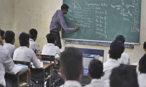 School Teachers Fight: शिक्षा विभाग के ऑफिस में भिड़े दो शिक्षक, लात-मुक्का चलाते शिक्षकों का वीडियो वायरल