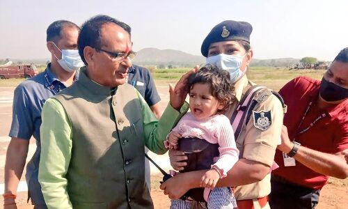 Madhya Pradesh News: गोद में बच्चा लेकर सीएम की सुरक्षा संभालती DSP की फोटो वायरल, खुद मुख्यमंत्री ने की तारीफ