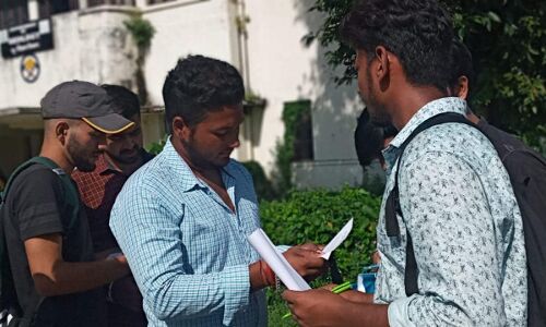 Sitapur News : रोजगार अधिकार सम्मेलन के लिए छात्रों ने चलाया हस्ताक्षर अभियान, 25 लाख रिक्त पदों पर भर्ती की मांग