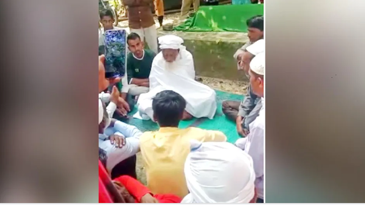 Uttar Pradesh : 109 साल के बुजुर्ग का अनोखा तमाशा, कब्र खुदवाकर किया मौत का इंतजार, जानिए फिर क्या हुआ?