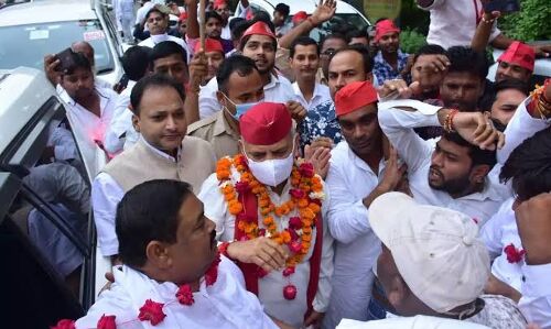 Uttarpradesh Election : प्रदेश अध्यक्ष के आगमन से पूर्व ही मऊ में भिड़ गए समाजवादी नेता, जमकर चलीं कुर्सियां