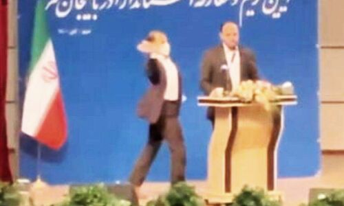 Man Slap Governor On Stage: पुरुष डॉक्टर ने पत्नी को लगाया वैक्सीन तो व्यक्ति ने सरेआम मंच पर गवर्नर को जड़ा थप्पड़