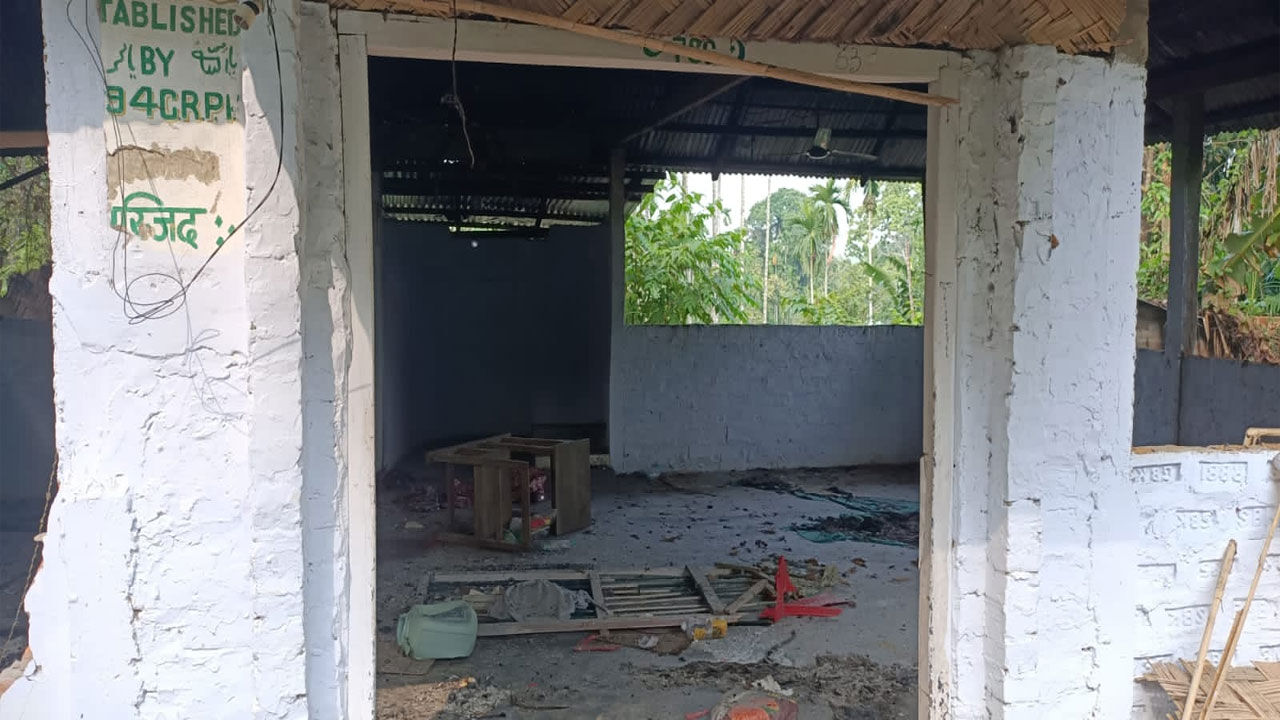 Tripura Mosque Vandalized : त्रिपुरा में विहिप की रैली के दौरान मस्जिद में तोड़फोड़, दुकानों में आगजनी