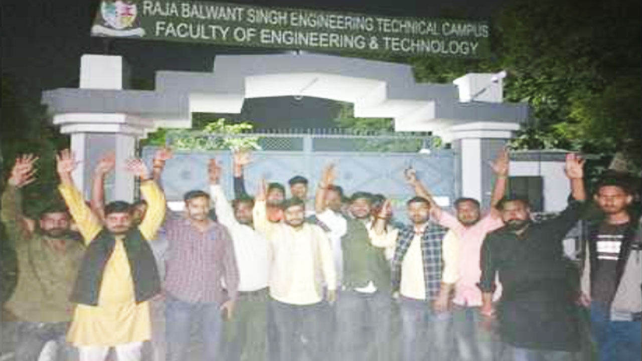 Agra Engineering College के तीन कश्मीरी छात्र हुए सस्पेंड, T-20 वर्ल्ड कप में भारत की हार का कथित तौर पर मनाया था जश्न