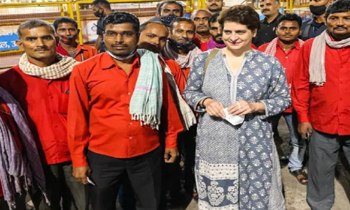 चार बाग रेलवे स्टेशन पर कुलियों से मिलीं प्रियंका गांधी, फिर हुई ऐसी बात, कहा – हम हैं आपके साथ