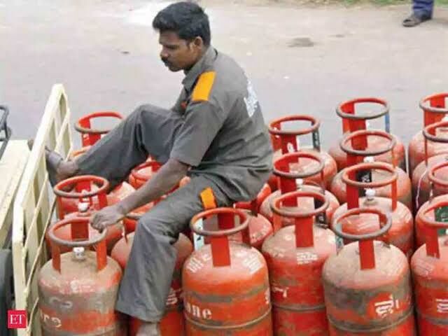 LPG Prices hike 1st Nov 2021: दीवाली के पहले फूटा महंगाई बम, LPG सिलिंडर 265 रुपये महंगा