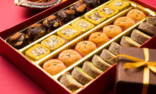 Diwali 2021 : फीकी होगी गरीबों की दीवाली, 500 से 2000 रुपये प्रति किलो बिक रही मिठाईयां