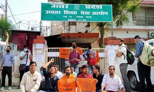 Recruitment Scam : भर्ती में घोटालों को लेकर अब RSS का छात्र संगठन भी सड़क पर, प्रयागराज में उच्च शिक्षा आयोग के सामने दे रहे धरना