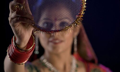 Karwa Chauth Vs Patriarchy : मर्द भाइयों से सवाल है क्या करवाचौथ अब भी याद है!