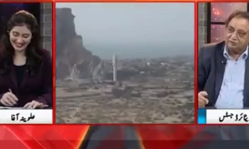 PAK टीवी चैनल पर एक्सपर्ट ने मुम्बई और ढाका के केलों की साइज पर दिया ऐसा ज्ञान, महिला एंकर की छूट गई हंसी