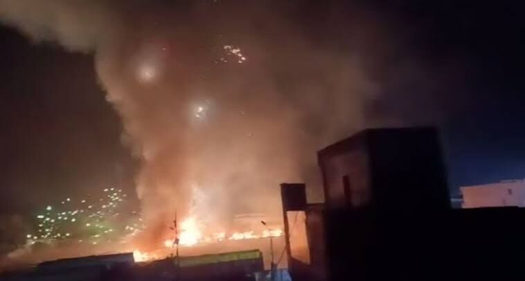 Jhansi Fire News : दिवाली के दिन झांसी में बड़ा हादसा, बाजार में आग लगने से पटाखों के आठ दुकान जलकर राख