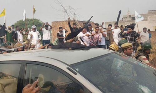 Farmers Protest : भाजपा के पूर्व मंत्री को आंदोलनकारी किसानों ने बनाया बंधक, नारनौंद और रोहतक में BJP नेताओं का बहिष्कार