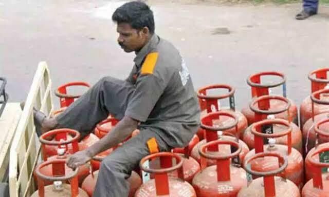 LPG Cylinder: 42 फीसदी लोगों ने छोड़ा गैस सिलिंडर पर खाना पकाना, ग्रामीण क्षेत्रों में लकड़ी का इस्तेमाल बढ़ा