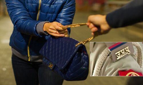 Gorakhpur Crime News : तीन बाइक सवार बदमाशों ने खुद को पुलिसकर्मी बताकर महिला से लूटे गहने Gorakhpur Crime News : तीन बाइक सवार बदमाशों ने खुद को पुलिसकर्मी बताकर महिला से लूटे गहने