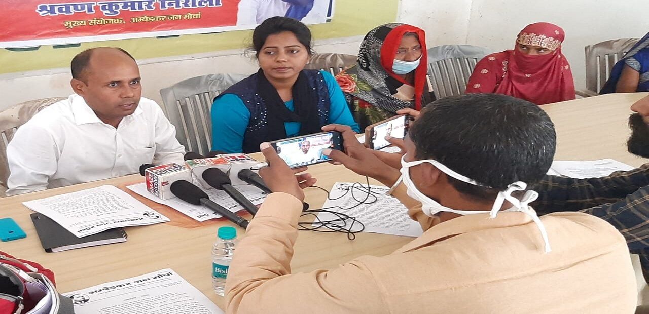 Gorakhpur Crime News : सीएम योगी के गढ़ में दबंगों ने दलित परिवार को दी जान से मारने की धमकी, अब कह रहा है आबरू भी नहीं बचेगी Gorakhpur Crime News : सीएम योगी के गढ़ में दबंगों ने दलित परिवार को दी जान से मारने की धमकी, अब कह रहा है आबरू भी नहीं बचेगी