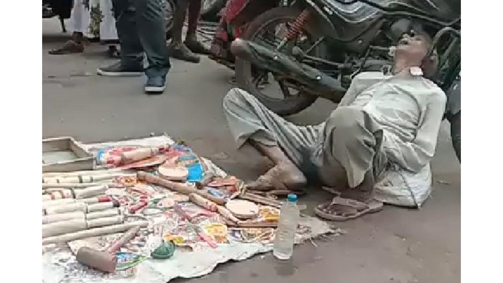 Madhya Pradesh news: फुटपाथ पर बेलन बेच रहे बुजुर्ग की हुई मौत, 80 की उम्र में तंगहाली ने बिठा दिया था सड़क किनारे