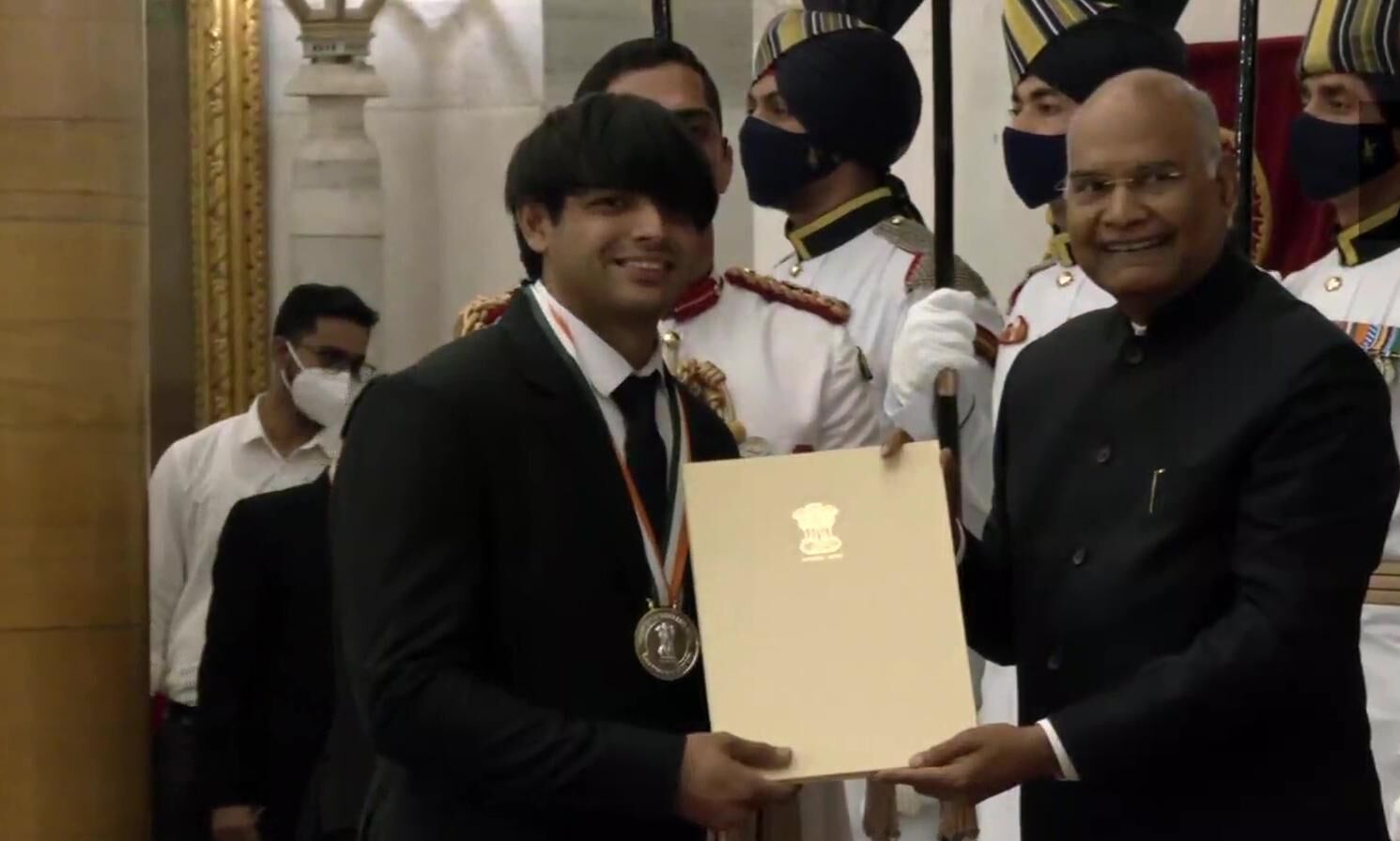 National Sports Awards 2021: नीरज चोपड़ा समेत 11 एथलीट खेल रत्न से सम्मानित, क्रिकेटर शिखर धवन को मिला अर्जुन अवॉर्ड National Sports Awards 2021: नीरज चोपड़ा समेत 11 एथलीट खेल रत्न से सम्मानित, क्रिकेटर शिखर धवन को मिला अर्जुन अवॉर्ड