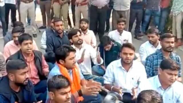 Rajasthan News : छात्र के नमाज पढ़ने के बाद कैंपस बना राजनीति का अखाड़ा - ABVP ने किया हनुमान चालीसा का पाठ